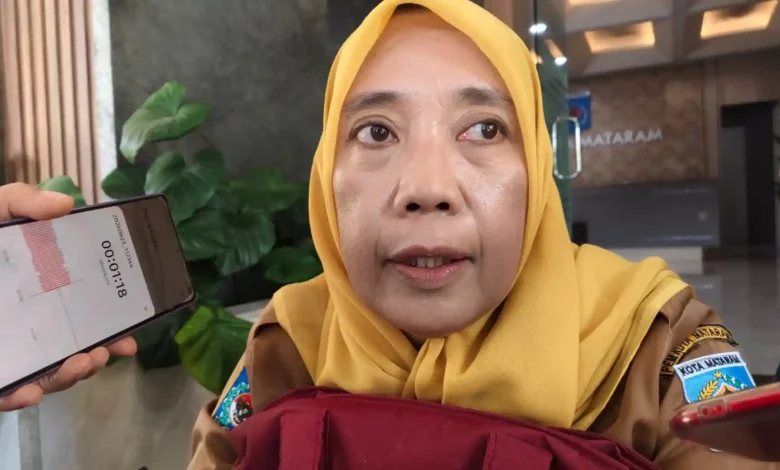 Kepala Dinas Pekerjaan Umum dan Penataan Ruang (PUPR) Kota Mataram, Lale Widiahning, menjelaskan perihal kelebihan bayar proyek Kantor Wali Kota Mataram yang menjadi temuan BPK, Selasa, 23 Juni 2026.