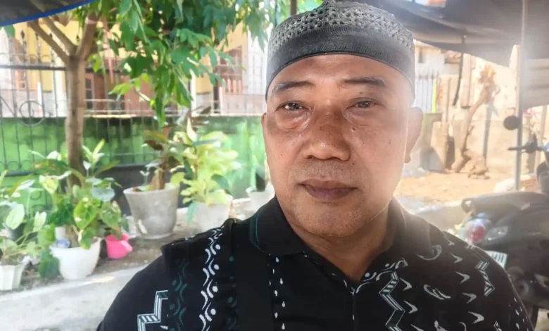 Kepala Lingkungan Pande Besi, Zaini Abhar diwawancarai perihal kondisi perekonomian warga, Selasa, 23 Juni 2026.