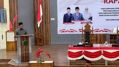 Bupati Sumbawa Barat, H. Amar Nurmansyah, S.T., M.Si., (kiri) menyampaikan pendapat akhir pemerintah daerah dalam Rapat Paripurna DPRD di Gedung DPRD Sumbawa Barat, Selasa, 23 Juni 2026.