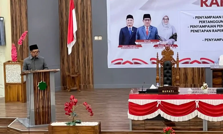 Bupati Sumbawa Barat, H. Amar Nurmansyah, S.T., M.Si., (kiri) menyampaikan pendapat akhir pemerintah daerah dalam Rapat Paripurna DPRD di Gedung DPRD Sumbawa Barat, Selasa, 23 Juni 2026.