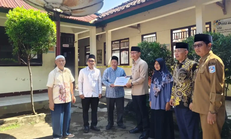 Wali Kota Mataram, Mohan Roliskana, berserta jajarannya meninjau langsung lokasi Madrasah Tsanawiyah (MTs) Badrussalam Nahdlatul Wathan (NW) Sekarbela, Selasa, 23 Juni 2026 dan memberikan bantuan stimulan Rp50 juta.