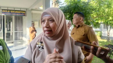 Wakil Bupati Lombok Barat, Nurul Adha atau UNA saat memberikan keterangan kepada media tentang kekerasan berbasis gender, Selasa, 23 Juni 2026.