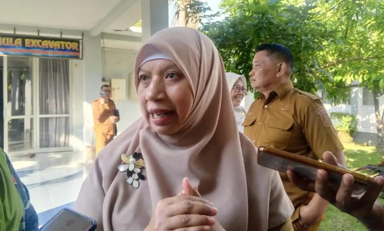 Wakil Bupati Lombok Barat, Nurul Adha atau UNA saat memberikan keterangan kepada media tentang kekerasan berbasis gender, Selasa, 23 Juni 2026.