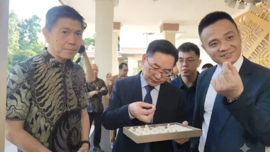 Delegasi Pengzhou, China melakukan kunjungan resmi ke Mataram pada Selasa, 23 Juni 2026. Wakil Wali Kota Pengzhou, Qiu Hong (tengah) melihat koleksi mutiara pengrajin Kota Mataram.