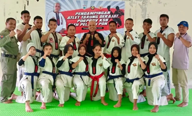 Tim Tarung Derajat KSB berfoto bersama usai menjalani pendampingan latihan dari Pelatih PON NTB di Sekretariat Tarung Derajat KSB, Kota Taliwang.