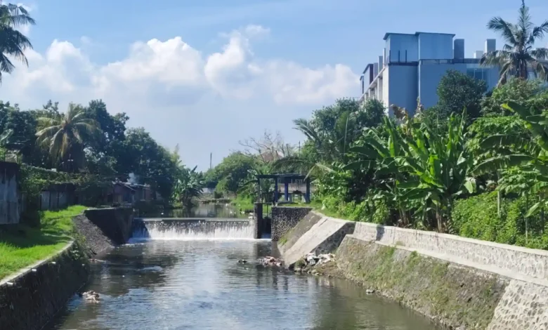 Aliran Sungai Unus yang mengalir di Babakan, Kota Mataram dekat RSUD Provinsi NTB.