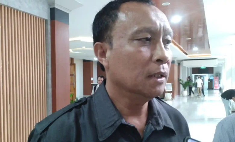 Anggota Komisi V DPRD NTB, Made Slamet saat dimintai keterangan tentang Raperda Sumbangan Dana Pendidikan usai paripurna, Rabu, 24 Juni 2026.