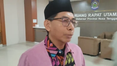 Anggota DPRD NTB Fraksi PKS, Sambirang Ahmadi saat mengaku kecewa atas jawaban Pemprov NTB dalam paripurna, Kamis, 25 Juni 2026.