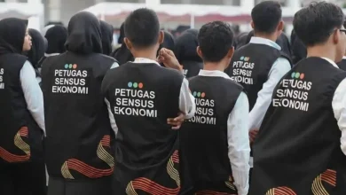 Sejumlah Petugas Sensus Ekonomi KSB tampak berdiri bersama dengan mengenakan rompi identitas resmi.