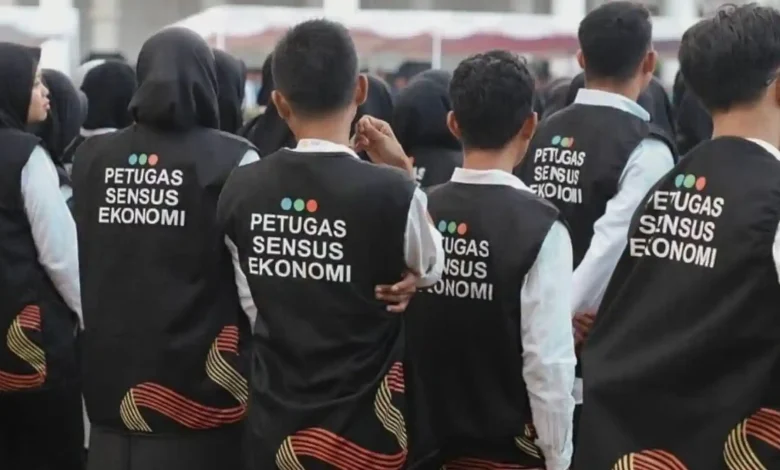 Sejumlah Petugas Sensus Ekonomi KSB tampak berdiri bersama dengan mengenakan rompi identitas resmi.