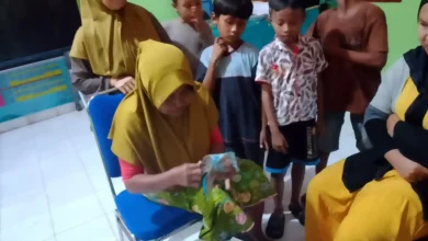 Wali Murid Kelas 3 SDN 5 Babussalam saat dibagikan uang tabungan, Kamis, 25 Juni 2026, malam.