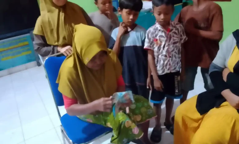 Wali Murid Kelas 3 SDN 5 Babussalam saat dibagikan uang tabungan, Kamis, 25 Juni 2026, malam.