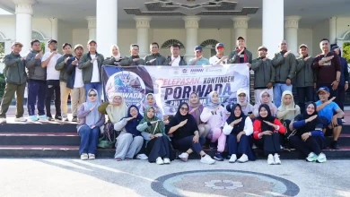 Bupati Sumbawa Barat, H. Amar Nurmansyah (tengah) foto bersama Kontingen PWI KSB usai pelepasan di halaman Kantor Bupati untuk mengikuti PORWADA NTB, Jumat, 26 Juni 2026.