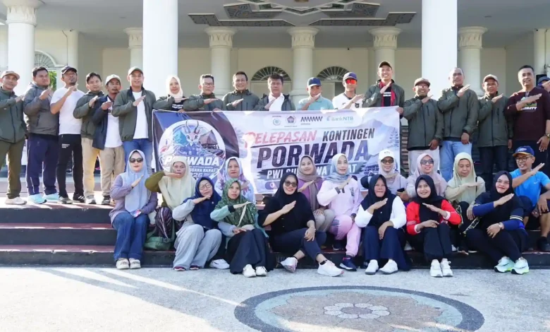 Bupati Sumbawa Barat, H. Amar Nurmansyah (tengah) foto bersama Kontingen PWI KSB usai pelepasan di halaman Kantor Bupati untuk mengikuti PORWADA NTB, Jumat, 26 Juni 2026.