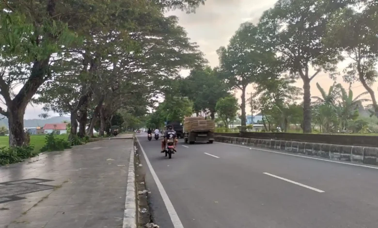 Kondisi ruas Jalan Soekarno-Hatta di Gerung yang akan menjadi lokasi proyek pelebaran jalan.