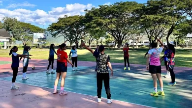 Atlet voli putri Kabupaten Sumbawa Barat saat menjalani latihan fisik sebagai bagian dari persiapan menghadapi Porprov NTB 2026.