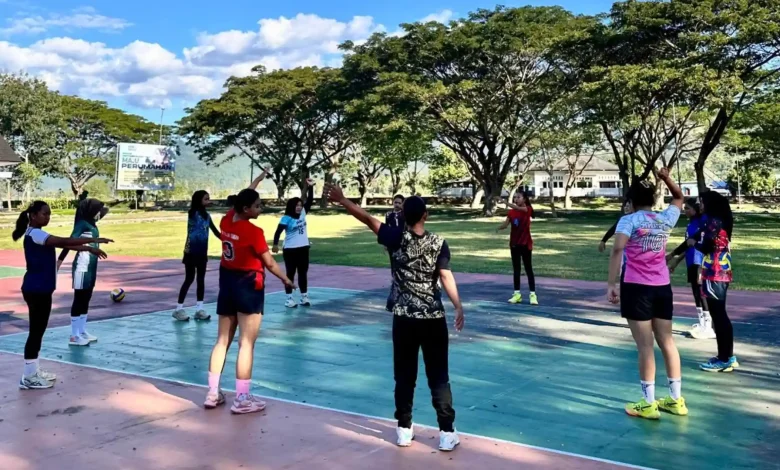 Atlet voli putri Kabupaten Sumbawa Barat saat menjalani latihan fisik sebagai bagian dari persiapan menghadapi Porprov NTB 2026.