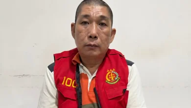 Alex Iskandar, adik Koko Erwin yang menjadi tersangka kasus narkoba, saat menjalani proses pelimpahan tahap II bersama barang bukti narkotika ke Kejaksaan Negeri Makassar, Jumat, 26 Juni 2026.