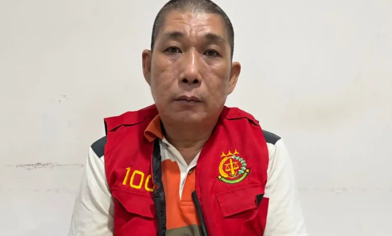 Alex Iskandar, adik Koko Erwin yang menjadi tersangka kasus narkoba, saat menjalani proses pelimpahan tahap II bersama barang bukti narkotika ke Kejaksaan Negeri Makassar, Jumat, 26 Juni 2026.