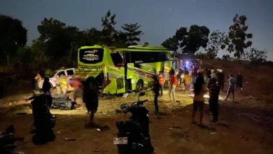 Kondisi Bus PO Wafaa Holiday rute Bima-Jakarta setelah mengalami kecelakaan di Dompu pada Minggu, 28 Juni 2026.