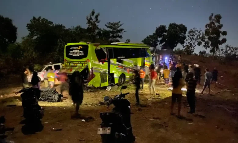 Kondisi Bus PO Wafaa Holiday rute Bima-Jakarta setelah mengalami kecelakaan di Dompu pada Minggu, 28 Juni 2026.