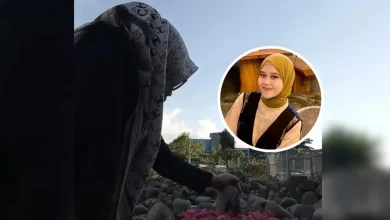 Eni Widyawati, Ibu NDR mahasiswi yang meninggal di kamar kosnya, saat mengunjungi makam putrinya dan menceritakan mimpinya tentang terduga pelaku.