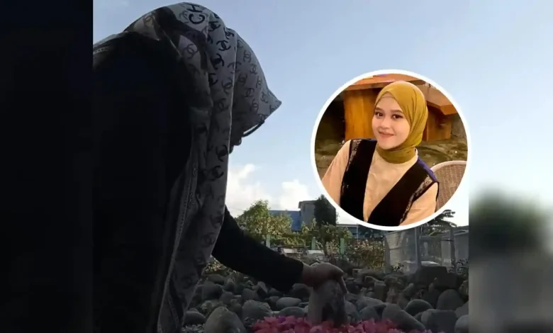 Eni Widyawati, Ibu NDR mahasiswi yang meninggal di kamar kosnya, saat mengunjungi makam putrinya dan menceritakan mimpinya tentang terduga pelaku.