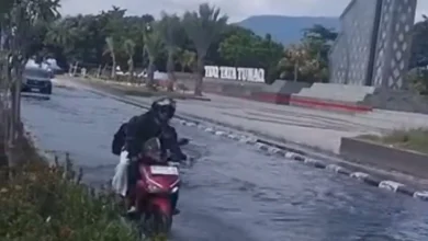 Penampakan genangan air di depan Alun-Alun Lombok Utara hingga menyebabkan kendaraan harus ekstra hati-hati saat melintas pada Minggu, 28 Juni 2026.