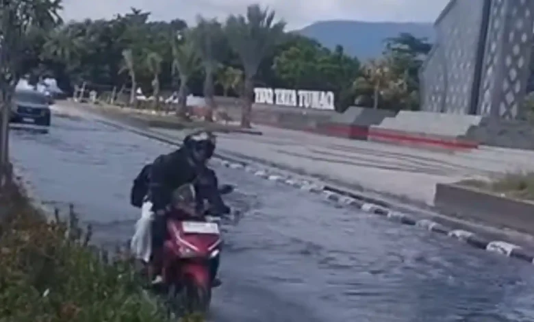Penampakan genangan air di depan Alun-Alun Lombok Utara hingga menyebabkan kendaraan harus ekstra hati-hati saat melintas pada Minggu, 28 Juni 2026.