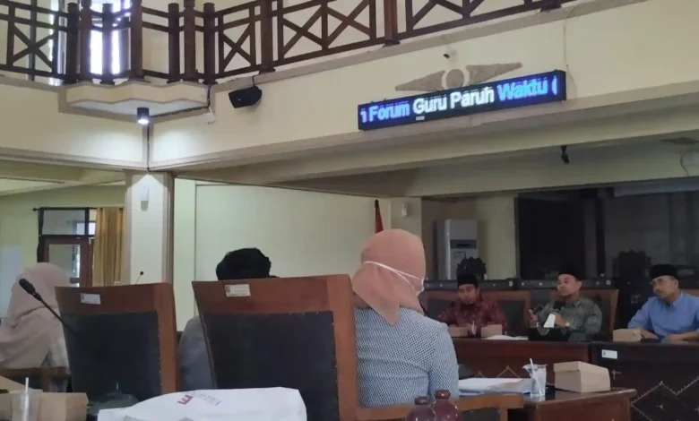 Hearing Forum Guru Paruh Waktu (FGPW) Lobar dengan DPRD Lobar dan Dinas terkait guna membahas kepastian nasib 31 honorer Lobar, Senin, 29 Juni 2026.