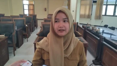 Guru SDN 1 Keru yang belum menerima NIP, Mira Budi Artika, saat menyampaikan aspirasi dan harapan para guru PPPK Paruh Waktu usai hearing dengan DPRD dan dinas terkait, Senin, 29 Juni 2026.