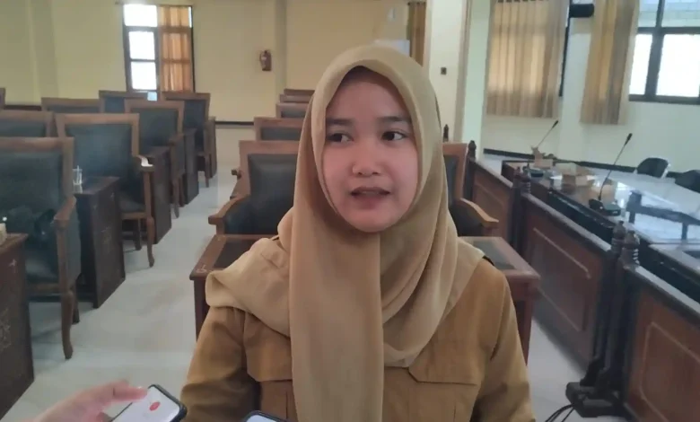 Guru SDN 1 Keru yang belum menerima NIP, Mira Budi Artika, saat menyampaikan aspirasi dan harapan para guru PPPK Paruh Waktu usai hearing dengan DPRD dan dinas terkait, Senin, 29 Juni 2026.