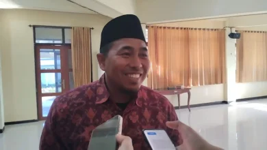 Ketua Komisi I DPRD Lombok Barat, Ahyar Rosidi, menyatakan akan segera memanggil Pemkab Lombok Barat dan pihak STIE AMM guna membahas penyelesaian sengketa, Senin, 29 Juni 2026.