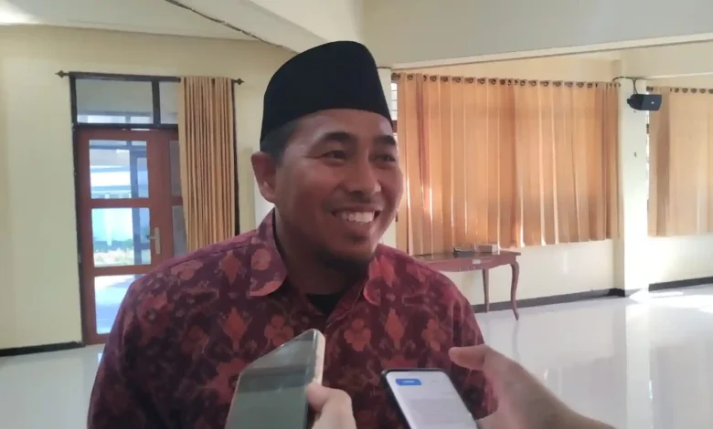 Ketua Komisi I DPRD Lombok Barat, Ahyar Rosidi, menyatakan akan segera memanggil Pemkab Lombok Barat dan pihak STIE AMM guna membahas penyelesaian sengketa, Senin, 29 Juni 2026.