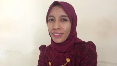 Lurah Ampenan Selatan, Erma Suryani, diwawancarai terkait validasi warga yang tercatat dalam kategori kemiskinan ekstrem di wilayahnya.