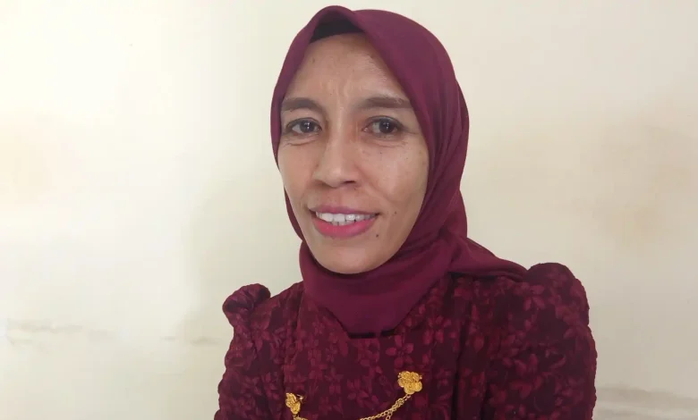 Lurah Ampenan Selatan, Erma Suryani, diwawancarai terkait validasi warga yang tercatat dalam kategori kemiskinan ekstrem di wilayahnya.