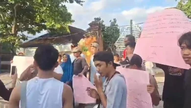 Massa pedagang Taman Narmada saat berdemo ke PT Tripat terkait masalah perizinan berdagang beberapa waktu lalu, April 2026.