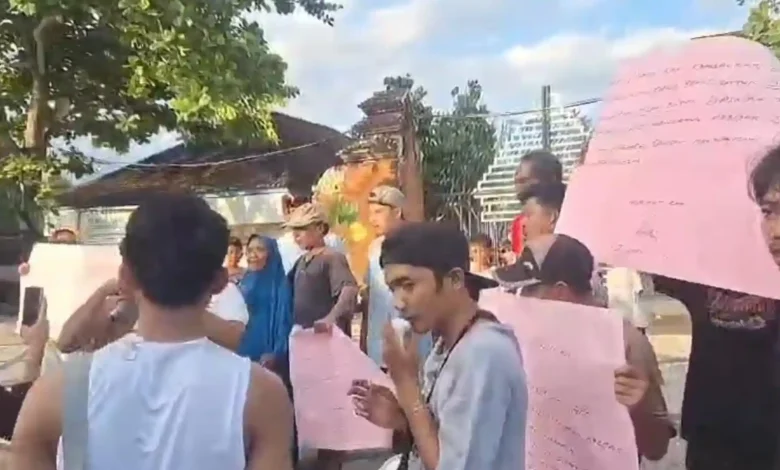 Massa pedagang Taman Narmada saat berdemo ke PT Tripat terkait masalah perizinan berdagang beberapa waktu lalu, April 2026.