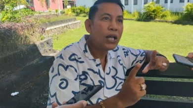 Wakil Ketua Komisi IV DPRD Lobar, Dr. Syamsuriansyah saat menceritakan masalah data warga Lobar yang masih banyak bermasalah, Selasa, 30 Juni 2026.