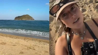 Seorang wisatawan mancanegara tunjukkan keindahan pantai di Lombok bagian selatan yang kurang diapresiasi dan diketahui turis lain.
