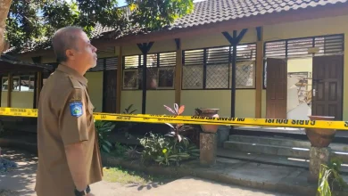 Seorang guru SMAN 1 Lingsar yang termenung memperhatikan bangunan roboh, Senin, 8 Juni 2026.