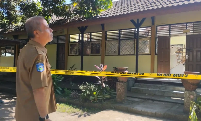 Seorang guru SMAN 1 Lingsar yang termenung memperhatikan bangunan roboh, Senin, 8 Juni 2026.
