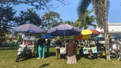 Para pedagang saat menggelar lapak di sekitar Majelis II Masjid Agung Praya, pada ajang MTQ NTB, Minggu, 14 Juni 2026.