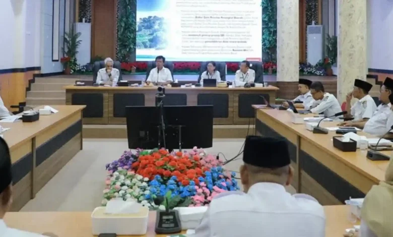 Suasana rapat koordinasi Forum Satu Data Indonesia (SDI) Tingkat Kabupaten Sumbawa Barat yang dihadiri Bupati Sumbawa Barat, Amar Nurmansyah, dan seluruh kepala OPD di Graha Fitrah, Rabu, 3 Juni 2026.