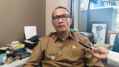 Wali Kota Mataram, Mohan Roliskana, memaparkan rencana pembangunan menara pengawas dan menara kontrol pantai, usai insiden tenggelam yang merenggut nyawa dua anak di pesisir Pantai Ampenan, Senin, 8 Juni 2026.
