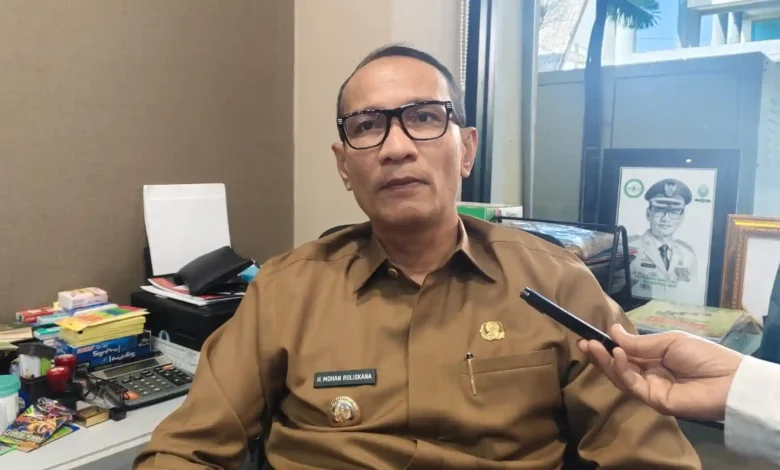 Wali Kota Mataram, Mohan Roliskana, memaparkan rencana pembangunan menara pengawas dan menara kontrol pantai, usai insiden tenggelam yang merenggut nyawa dua anak di pesisir Pantai Ampenan, Senin, 8 Juni 2026.