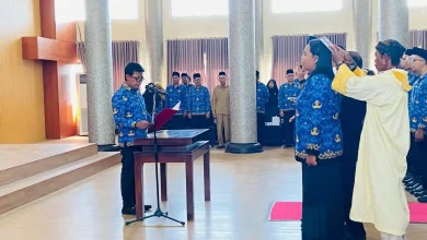 Bupati Sumbawa Barat H. Amar Nurmansyah (kiri, depan) saat prosesi pengambilan sumpah jabatan CPNS menjadi PNS penuh di Gedung Sekretariat Daerah Sumbawa Barat, Senin, 8 Juni 2026.