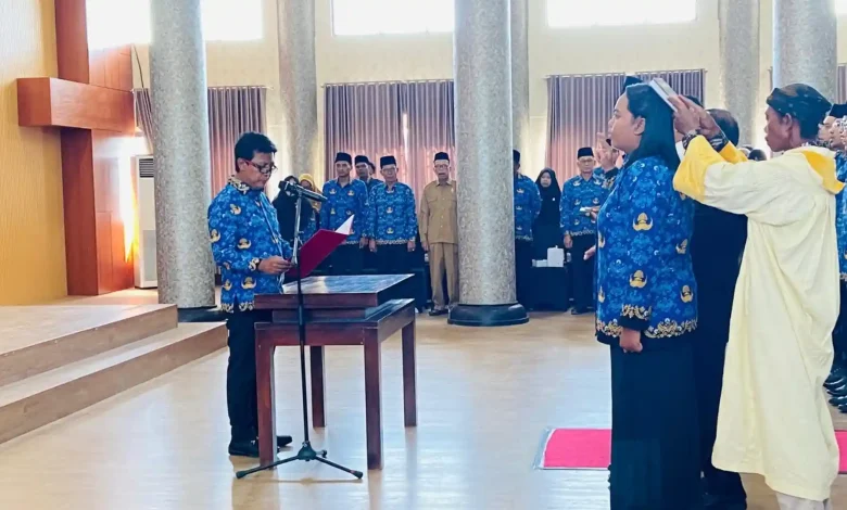 Bupati Sumbawa Barat H. Amar Nurmansyah (kiri, depan) saat prosesi pengambilan sumpah jabatan CPNS menjadi PNS penuh di Gedung Sekretariat Daerah Sumbawa Barat, Senin, 8 Juni 2026.