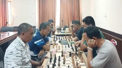 Sejumlah atlet catur KSB menjalani simulasi pertandingan sebagai bagian dari persiapan menghadapi Porprov NTB 2026 di Kantor Unit Layanan Pelelangan (ULP) KSB.