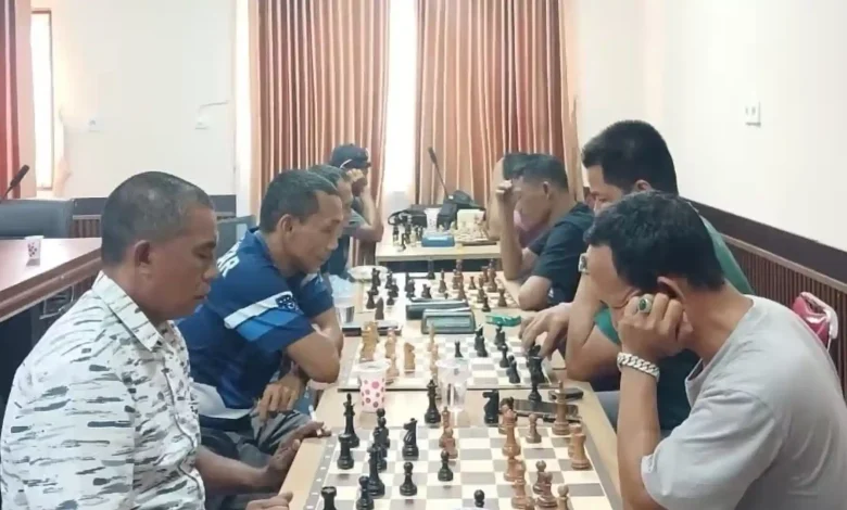 Sejumlah atlet catur KSB menjalani simulasi pertandingan sebagai bagian dari persiapan menghadapi Porprov NTB 2026 di Kantor Unit Layanan Pelelangan (ULP) KSB.
